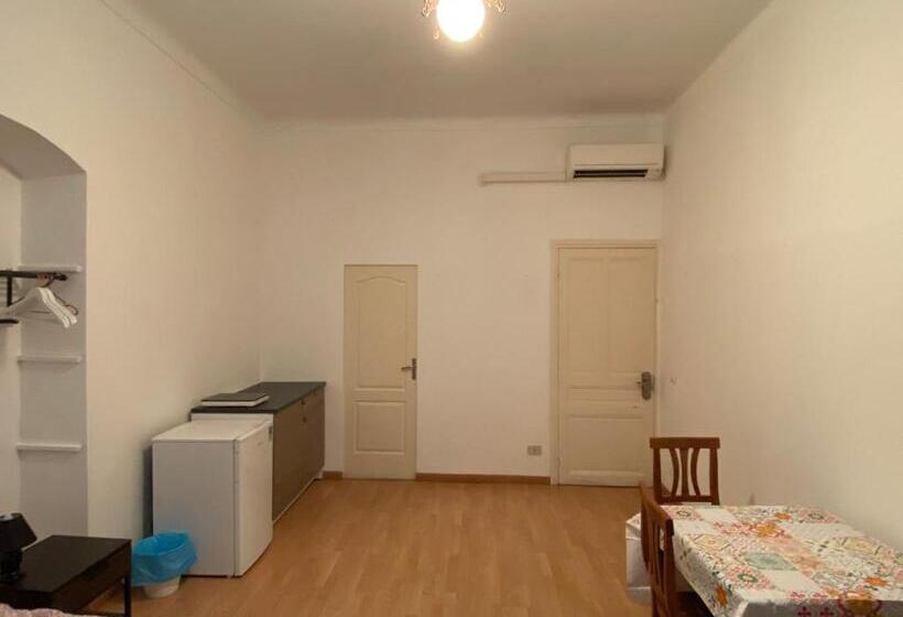 اتاق استاندارد سه نفره, Cavour Guest House