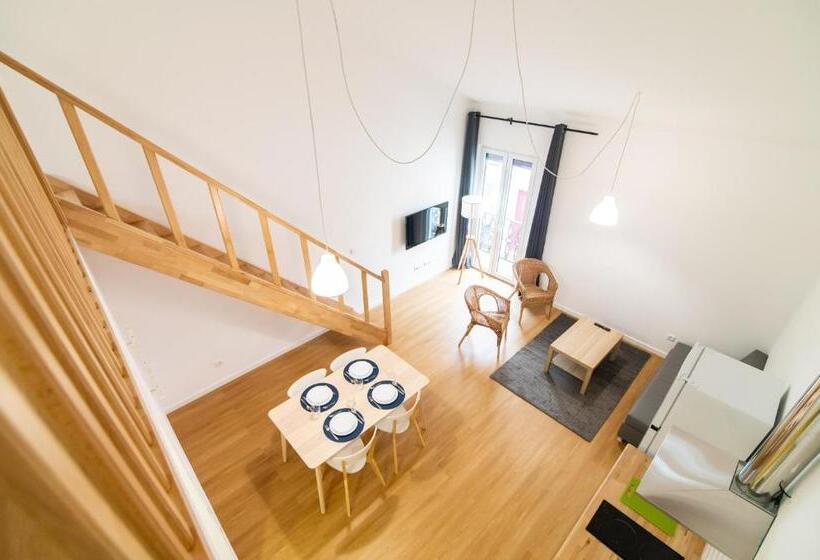 استودیوی لوکس, Passal Hostel
