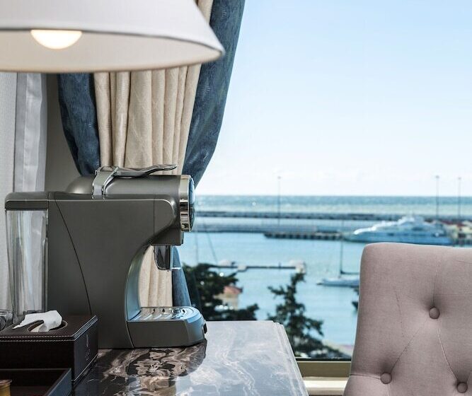 اتاق لوکس با چشم‌انداز دریا, Marina Yacht