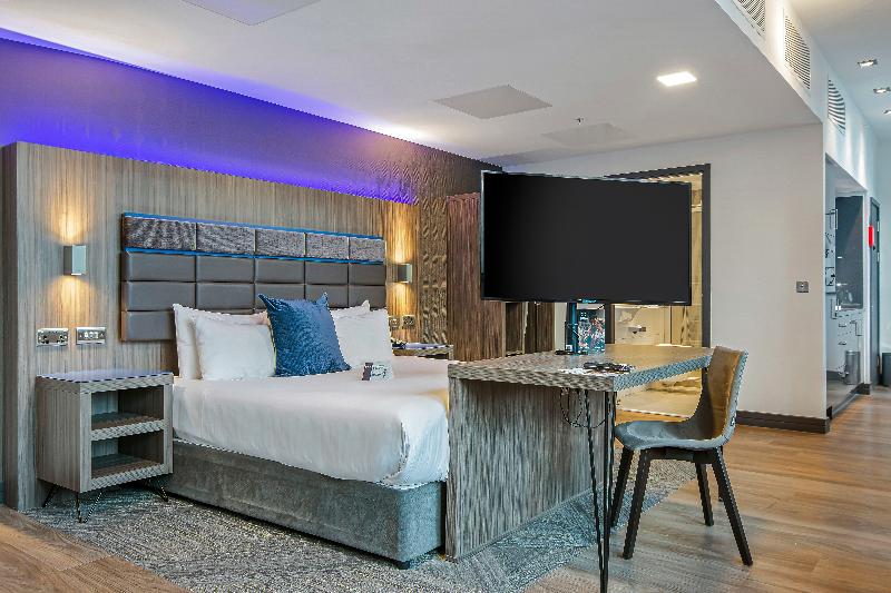 Студия Стандарт, Roomzzz Manchester Victoria