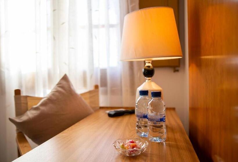 Номер Стандарт Вид на Горы, Hostal Montserrat