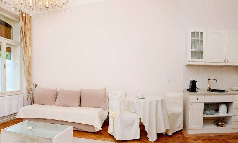 استودیوی استاندارد, Apartments & Rooms Flowers