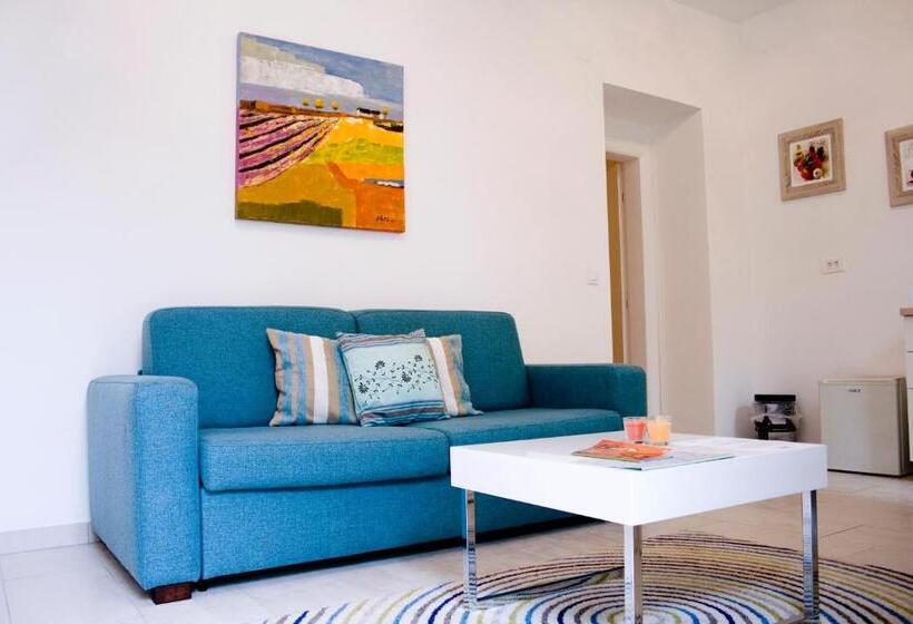 استودیوی استاندارد, Apartments & Rooms Flowers