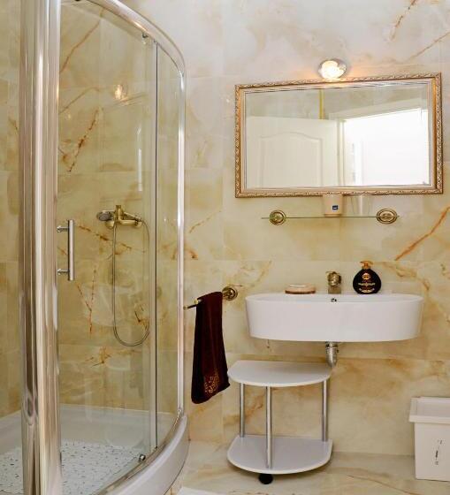 استودیوی استاندارد, Apartments & Rooms Flowers