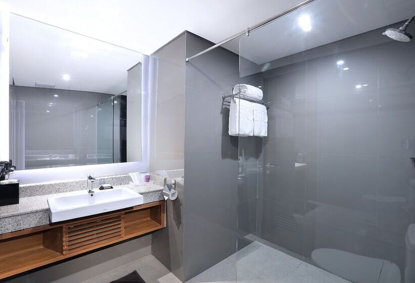 Семейный Номер, Aston Inn Batu