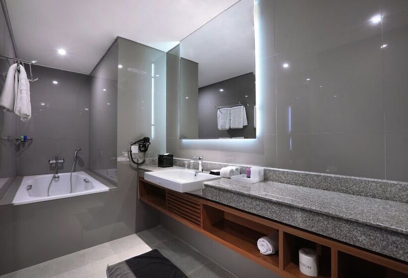 Люкс, Aston Inn Batu