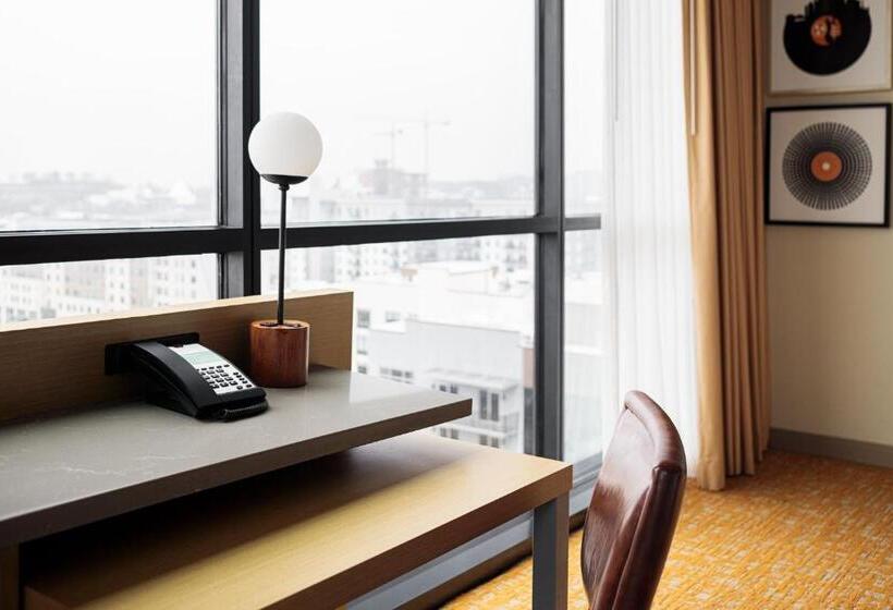 适合残疾人士使用的带超级大床的标准间, Holiday Inn & Suites Nashville Downtown Broadway