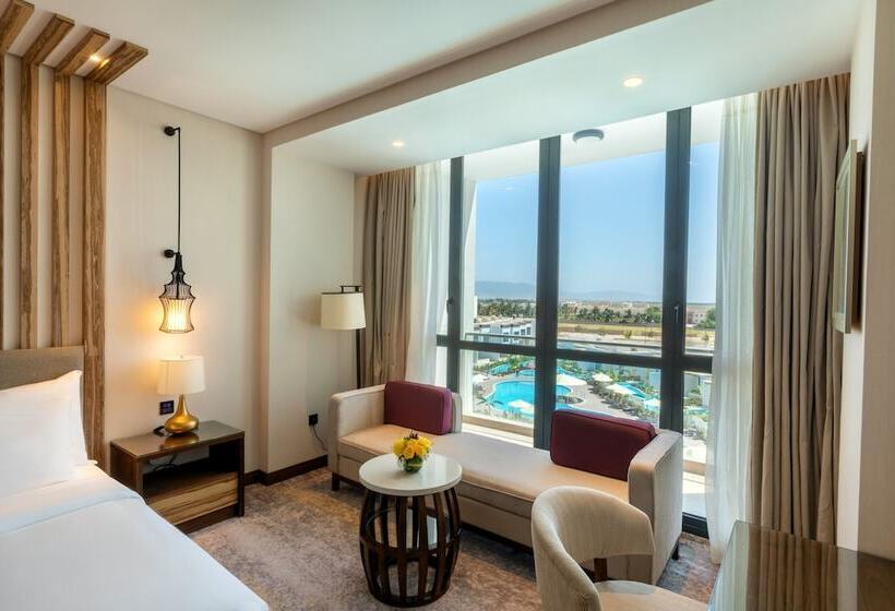 غرفة بريميوم مطلة على حمام السباحة, Millennium Resort Salalah