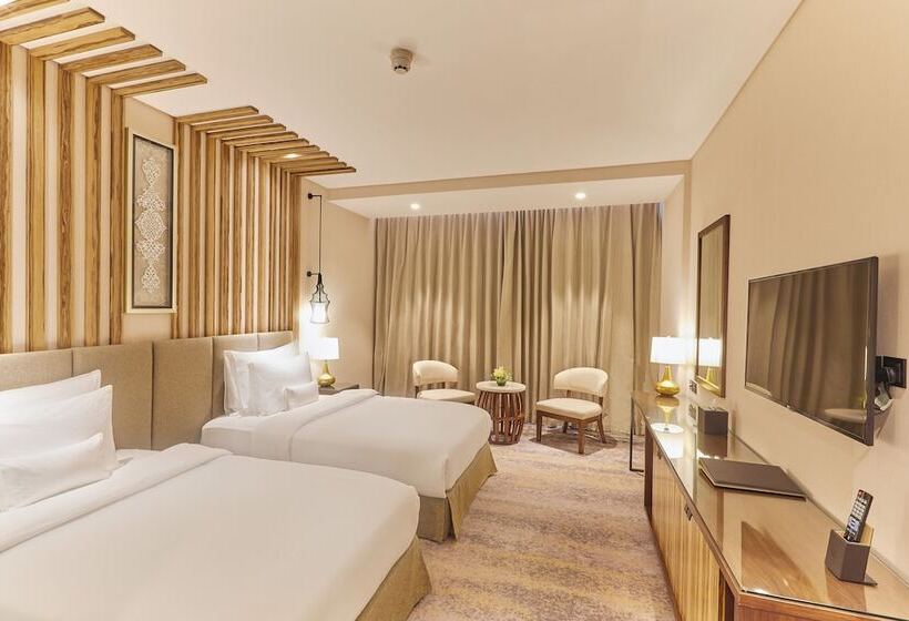 غرفة بريميوم مطلة على حمام السباحة, Millennium Resort Salalah