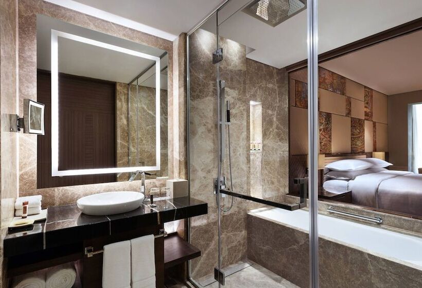חדר סטנדרט נוף לבריכה, Sheraton Grand Bengaluru Whitefield Hotel & Convention Center