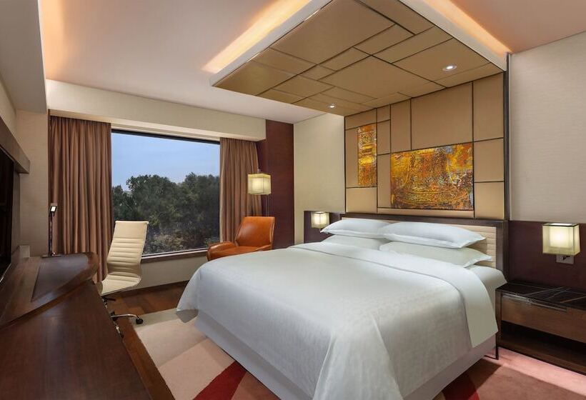 חדר סטנדרט נוף לבריכה, Sheraton Grand Bengaluru Whitefield Hotel & Convention Center