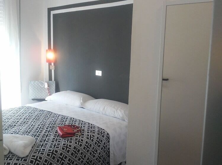 Четырехместный Номер Стандарт с Балконом, Wuhostel