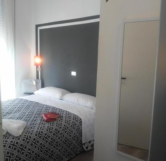 Четырехместный Номер Стандарт с Балконом, Wuhostel