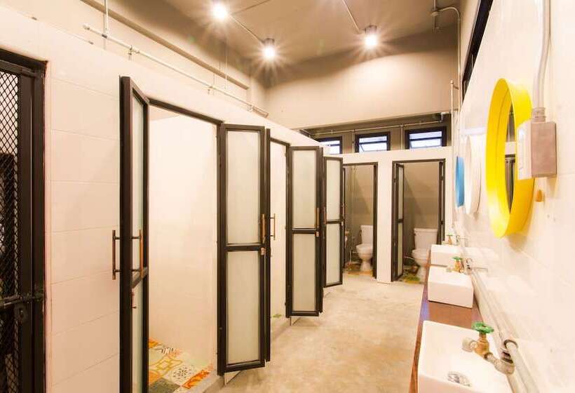 اتاق خانوادگی با سرویس بهداشتی مشترک, Bloo Hostel