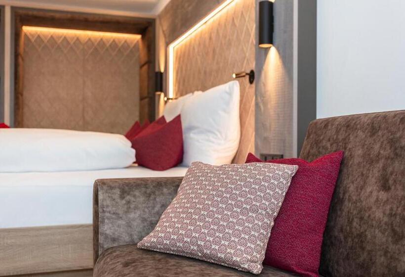 اتاق لوکس با بالکن, Klawunn Hotel & Apartement