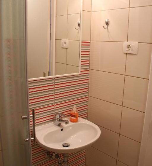 اتاق استاندارد با سرویس بهداشتی مشترک, Apartments & Hostel Bohinj