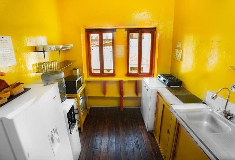 Quarto Triplo Estandar Banheiro Compartilhado, Colonial House Inn