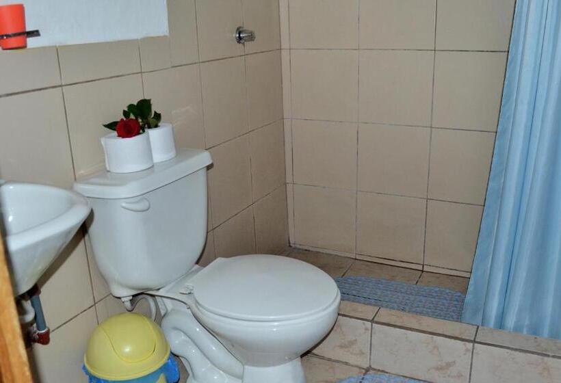 Quarto Triplo Estandar Banheiro Compartilhado, Colonial House Inn