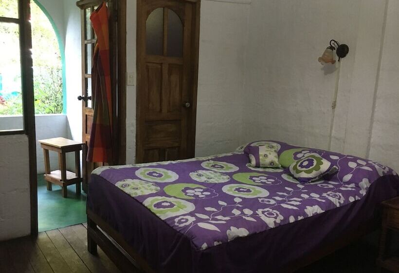 Номер Стандарт Трехместный, La Petite Auberge   Hostel