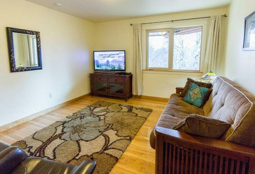 Номер Стандарт Трехместный, Eagle Peak Guesthouse