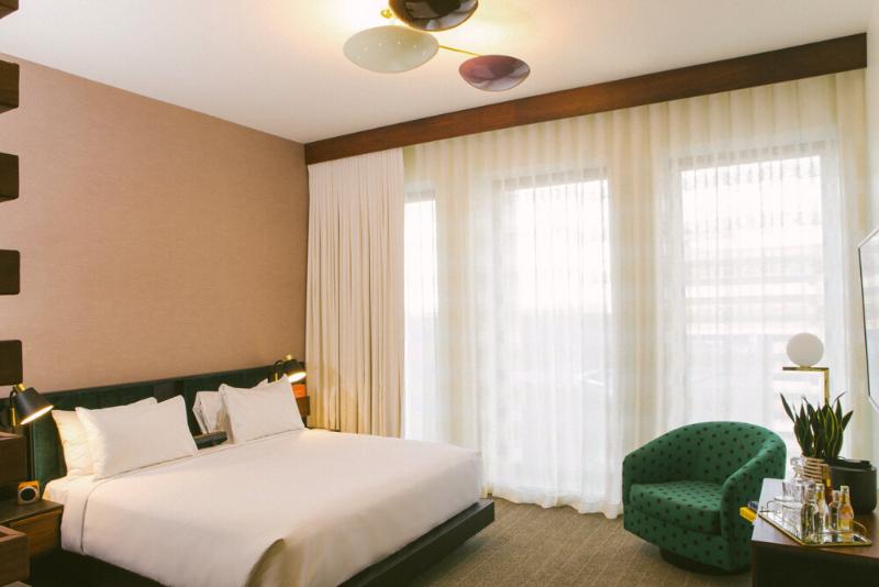 Standardrum King Size Säng, Fairlane Hotel Nashville, By Oliver