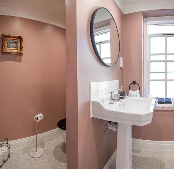اتاق لوکس با تخت بزرگ, House Arundel