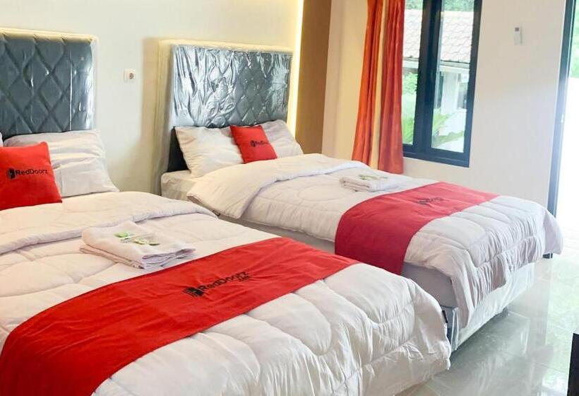 Семейный Номер, Reddoorz Near Museum Gunung Merapi