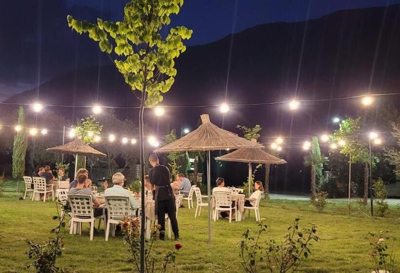 اتاق خانوادگی با چشم‌انداز کوه, Guesthouse Lord Byron