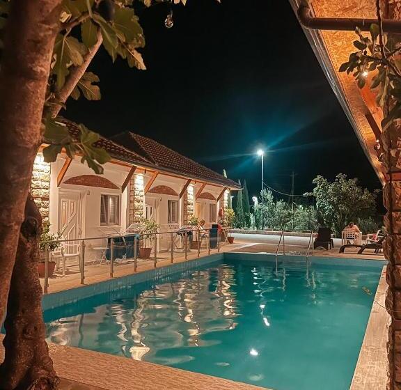 اتاق خانوادگی با چشم‌انداز باغ, Guesthouse Lord Byron