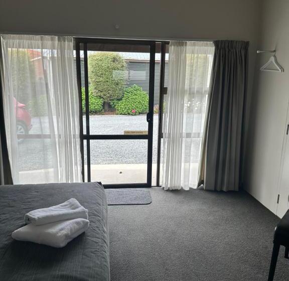 Студия Стандарт, Helensborough Motor Inn