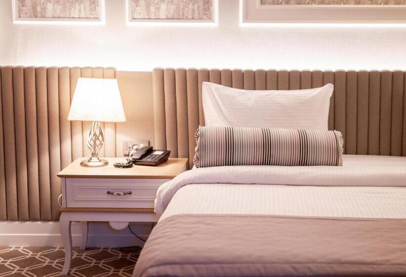 اتاق لوکس با تخت بزرگ, Theatrum Hotel Baku
