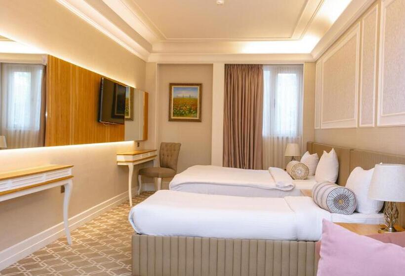 سوییت جونیور, Theatrum Hotel Baku