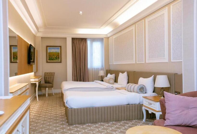 سوییت جونیور, Theatrum Hotel Baku