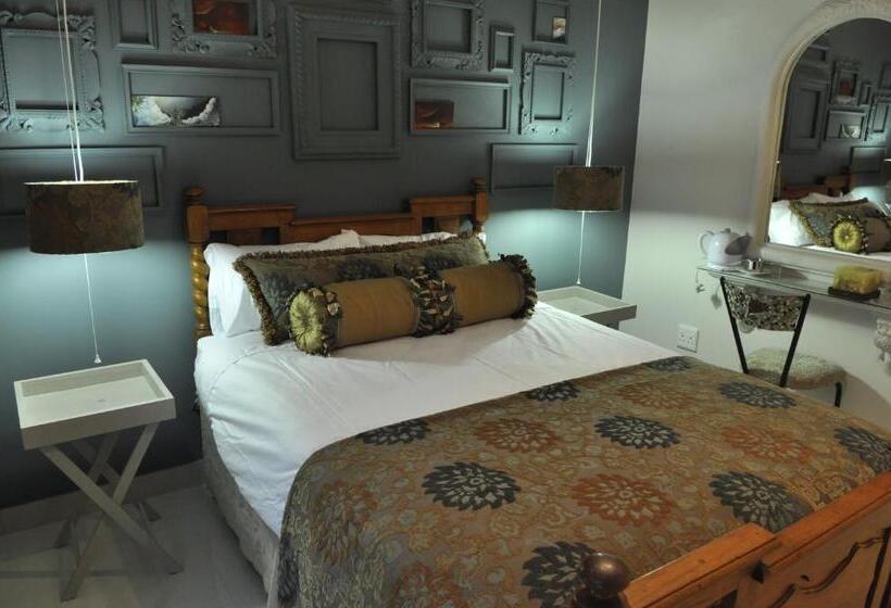 اتاق استاندارد با چشم‌انداز استخر, House And Heart Guest House