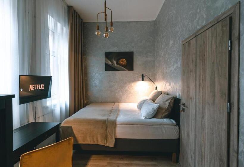 اتاق استاندارد با چشم‌انداز باغ, Brother House Kaunas