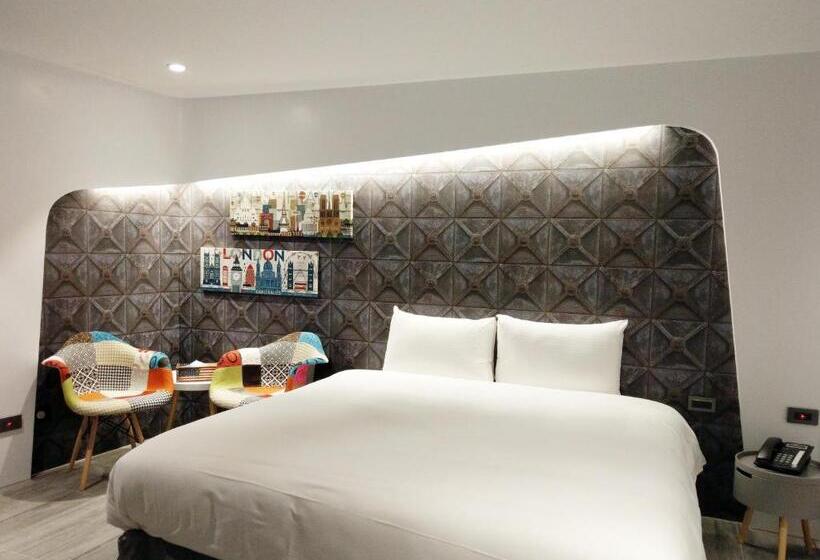 اتاق لوکس سه تخته, K