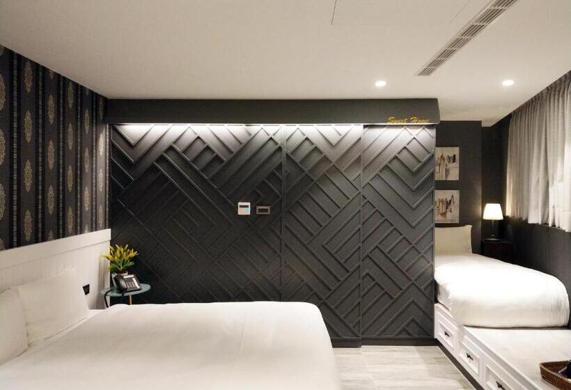 اتاق لوکس سه تخته, K