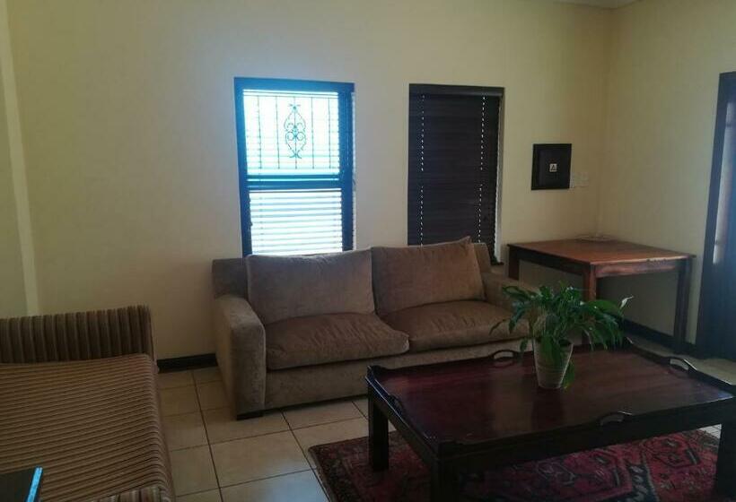 Президентский Люкс, Moon And Sixpence Garden Guest House