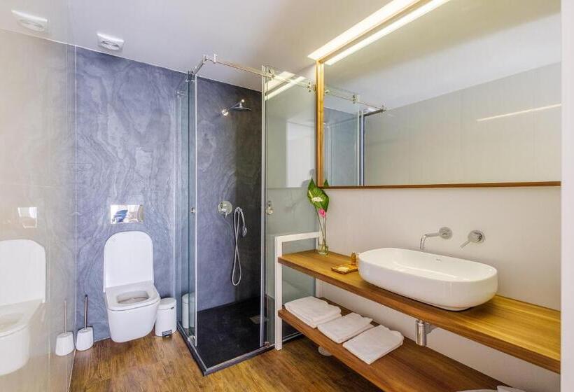 سوییت با چشم‌انداز جانبی دریا, Sisu Guest House