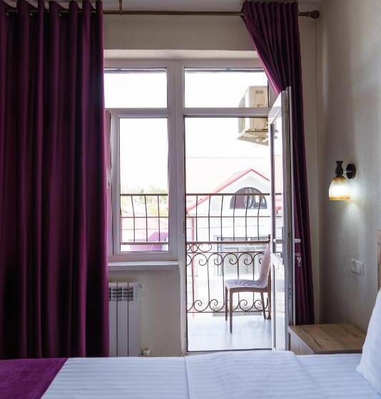 اتاق لوکس با بالکن, Tourist Inn