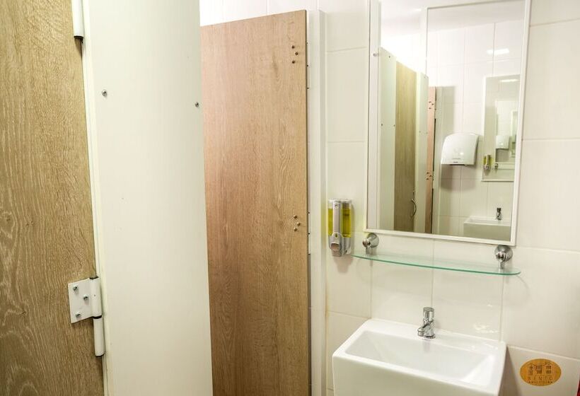 سرير فى غرفة مشتركه, Bento Hostel   Adults Only