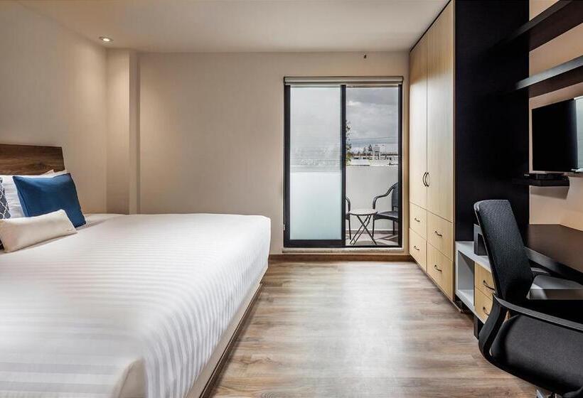 غرفة قياسية مزوَّدة بتراس, Room Hotel & Suites