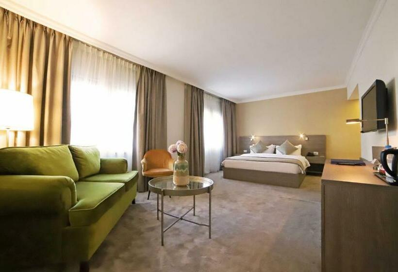 سوییت جونیور, The Compass Hotel