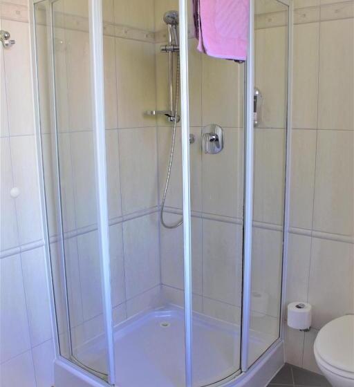 Quarto Estandar Individual, Am Bahnhof