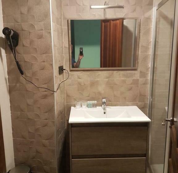 Четырехместный Номер Стандарт с Балконом, Hostal Los Esquiladores