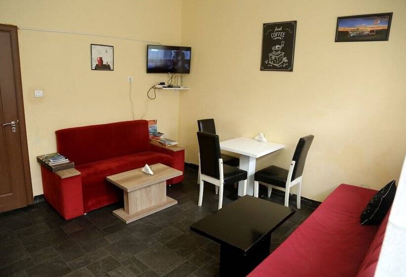 تختخواب در اتاق مشترک, Moon Hostel