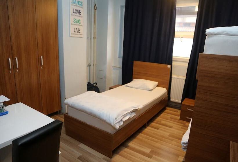 تختخواب در اتاق مشترک, Moon Hostel
