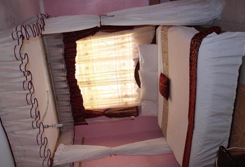 Deluxe Room, Salient Guest House