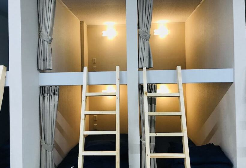 Кровать в Общей Комнате, One Hostel Himeji