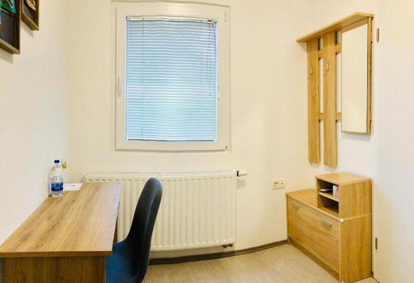 اتاق یک نفره پایه با سرویس بهداشتی مشترک, Lina Rooms Hostel